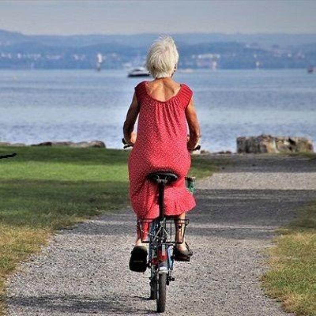 Seniorin-Fahrrad-sommerlich-pixabay5528190